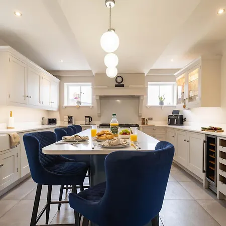Luxury Retreat Sleeps 10 בית נופש