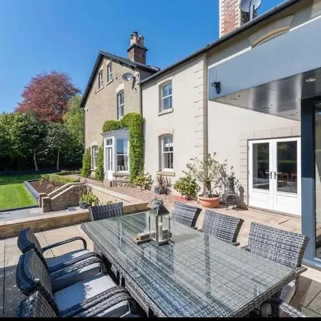 Luxury Retreat Sleeps 10 *