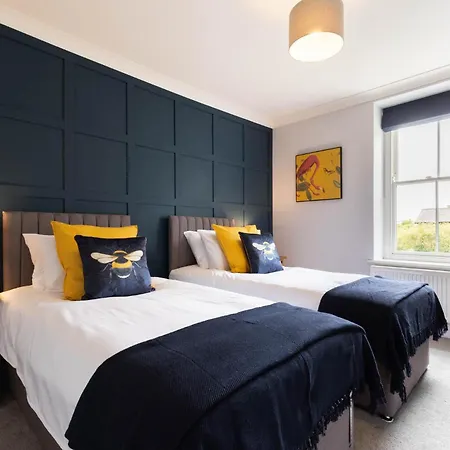 Luxury Retreat Sleeps 10 מאלטון