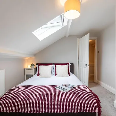בית נופש Luxury Retreat Sleeps 10 מאלטון