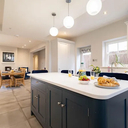 בית נופש Luxury Retreat Sleeps 10 מאלטון