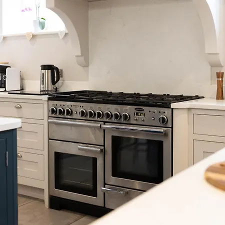 Luxury Retreat Sleeps 10 *