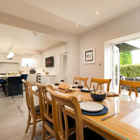 בית נופש Luxury Retreat Sleeps 10 *