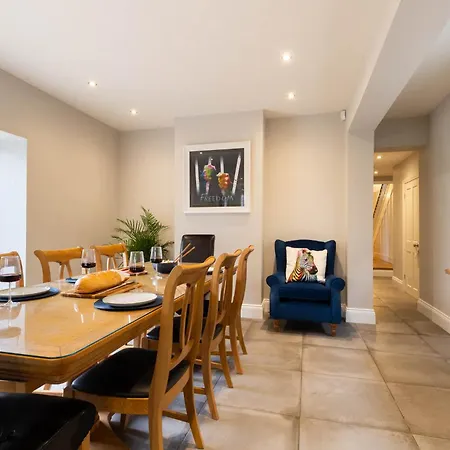 Luxury Retreat Sleeps 10 בית נופש מאלטון