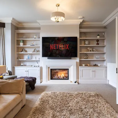 בית נופש Luxury Retreat Sleeps 10 מאלטון