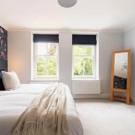 Luxury Retreat Sleeps 10 מאלטון