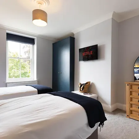 Luxury Retreat Sleeps 10 מאלטון