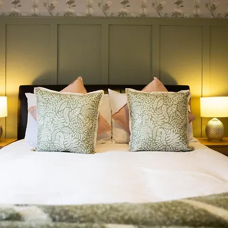 Luxury Retreat Sleeps 10 *